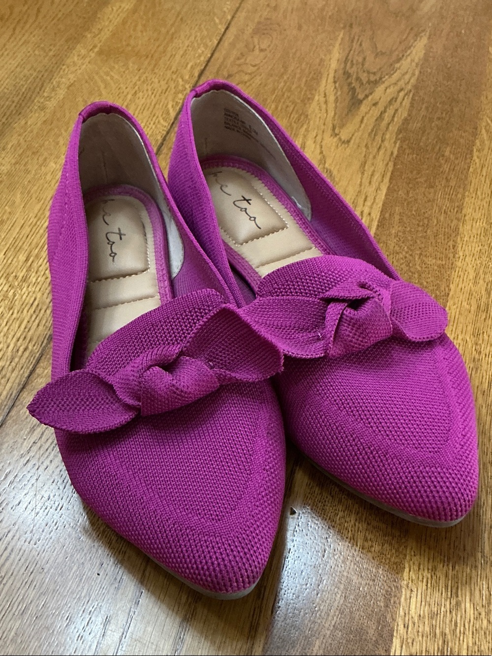 Woman’s me too magenta knit flat. Size 6.5. Knot bow. Barely worn! So cute!